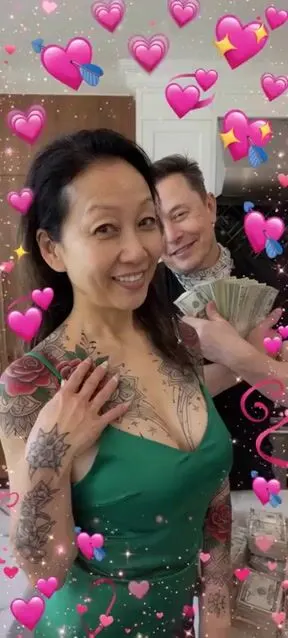 Tattooed Woman Kitchen Romance — AI画像プロンプトの例