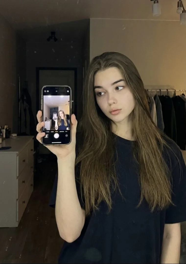 Detailed JSON Prompt for Mirror Selfie Portrait - Nano Banana Pro AI Prompt for Profile / Avatar reference