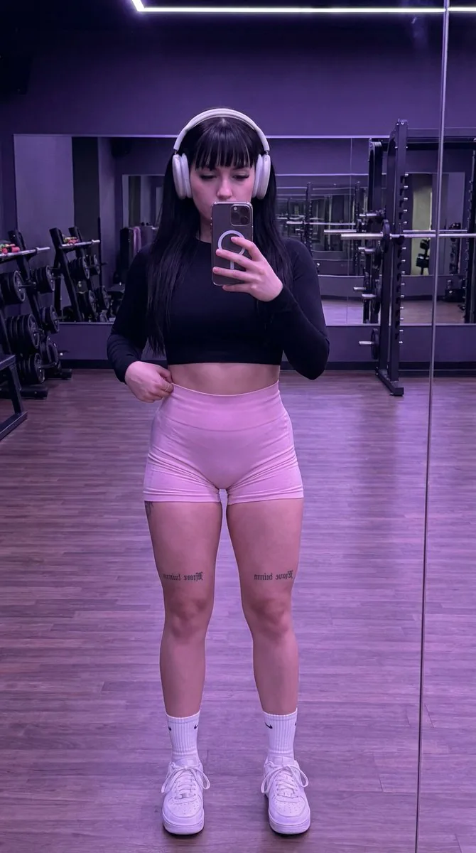 Photorealistic Gym Mirror Selfie Prompt - Nano Banana Pro AI Prompt for Social Media Post reference