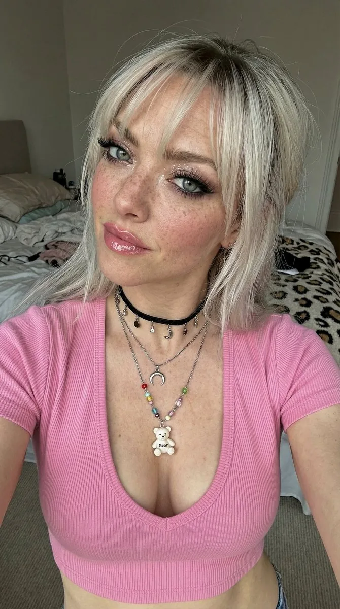 Photorealistic Influencer Close-up Selfie - Nano Banana Pro AI Prompt for Social Media Post reference
