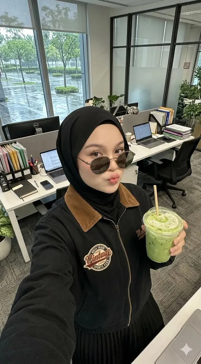 Modern Office Hijab Selfie - Nano Banana Pro AI Prompt for Profile / Avatar reference