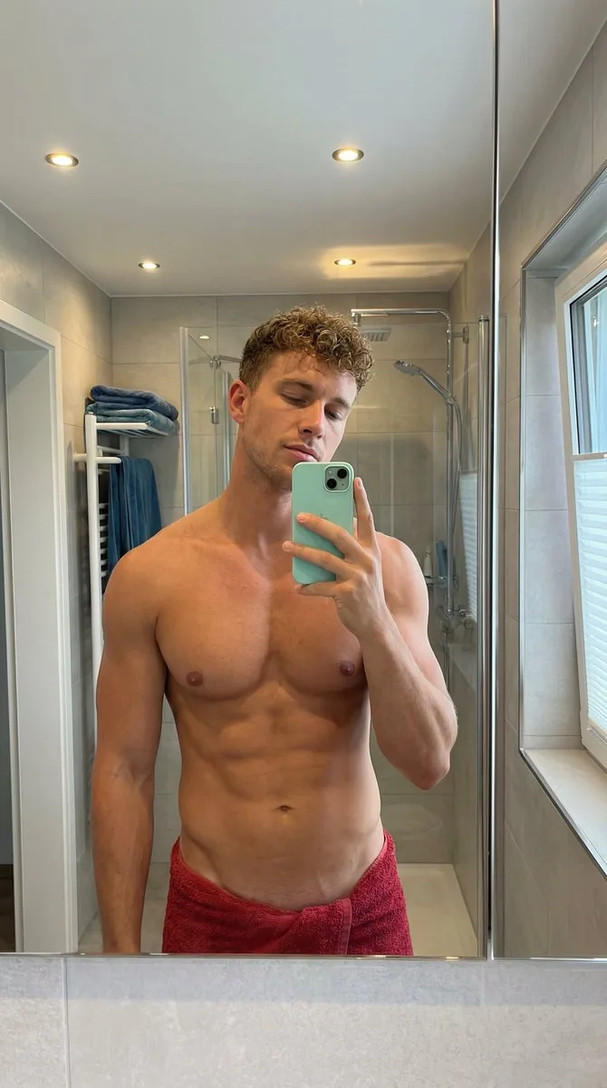 Photorealistic Mirror Selfie of a Muscular Man - Nano Banana Pro AI Prompt for Profile / Avatar reference