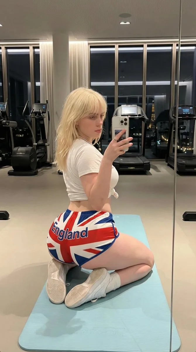 Exaggerated Physique Gym Mirror Selfie Prompt (Spain Theme) - Nano Banana Pro AI Prompt for Social Media Post reference