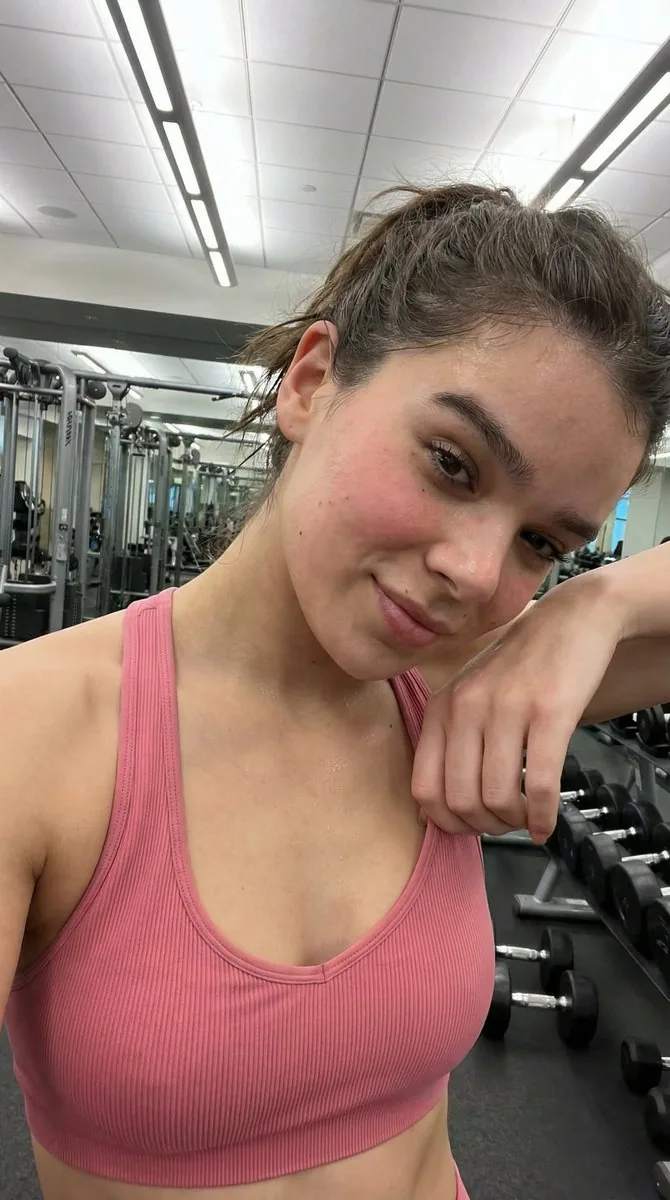 Photorealistic Post-Workout Sadie Sink Selfie - Nano Banana Pro AI Prompt for Profile / Avatar reference