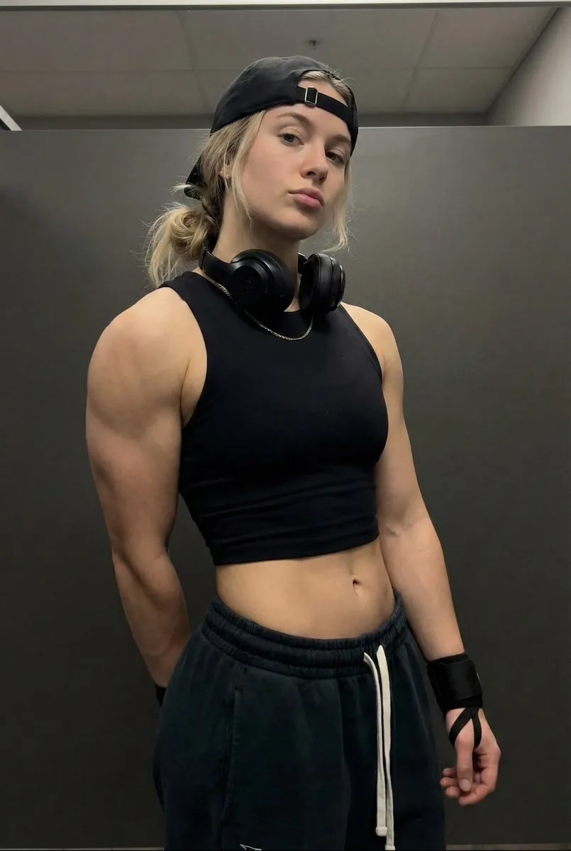 Athletic Woman in Gym Streetwear Portrait - Nano Banana Pro AI Prompt for Social Media Post reference