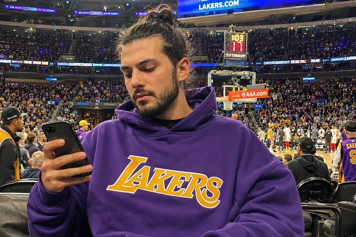 Courtside Lakers Fan Photo reference