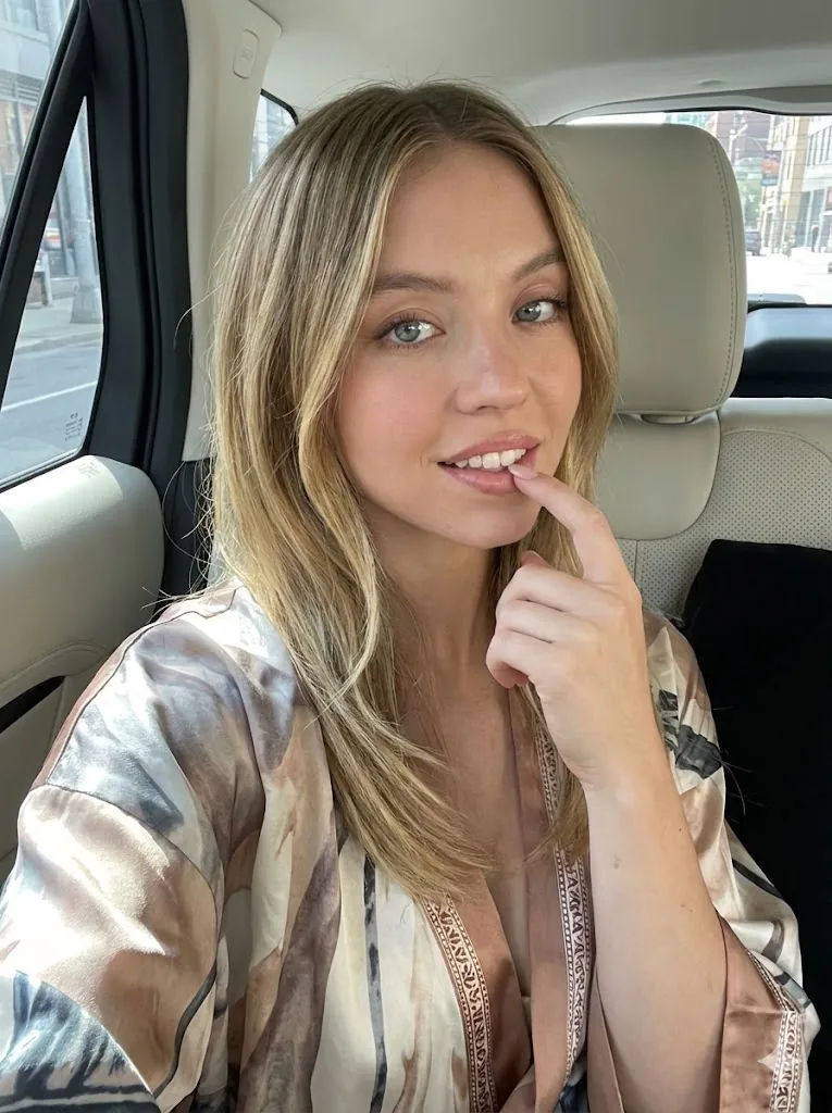 Sydney Sweeney Car Selfie Prompt - Nano Banana Pro AI Prompt for Profile / Avatar reference