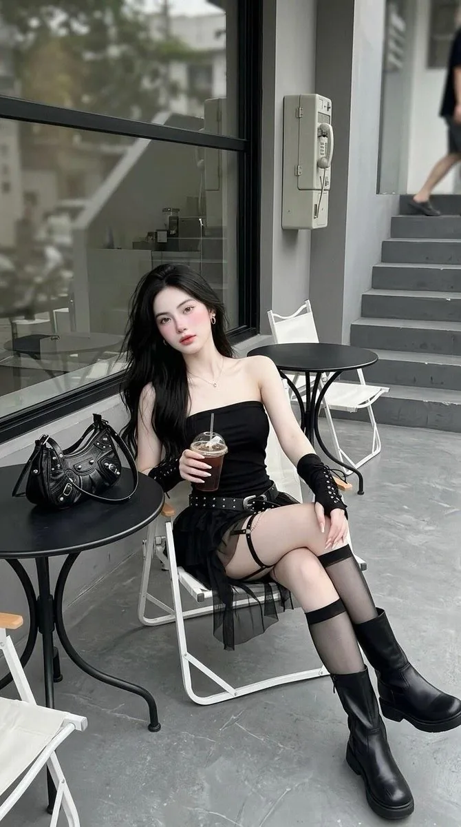 Minimalist Cafe Street Fashion reference