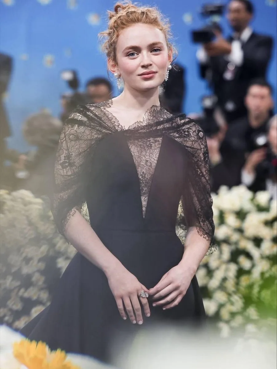 Sadie Sink Red Carpet Gala Portrait - Nano Banana Pro AI Prompt for Social Media Post reference
