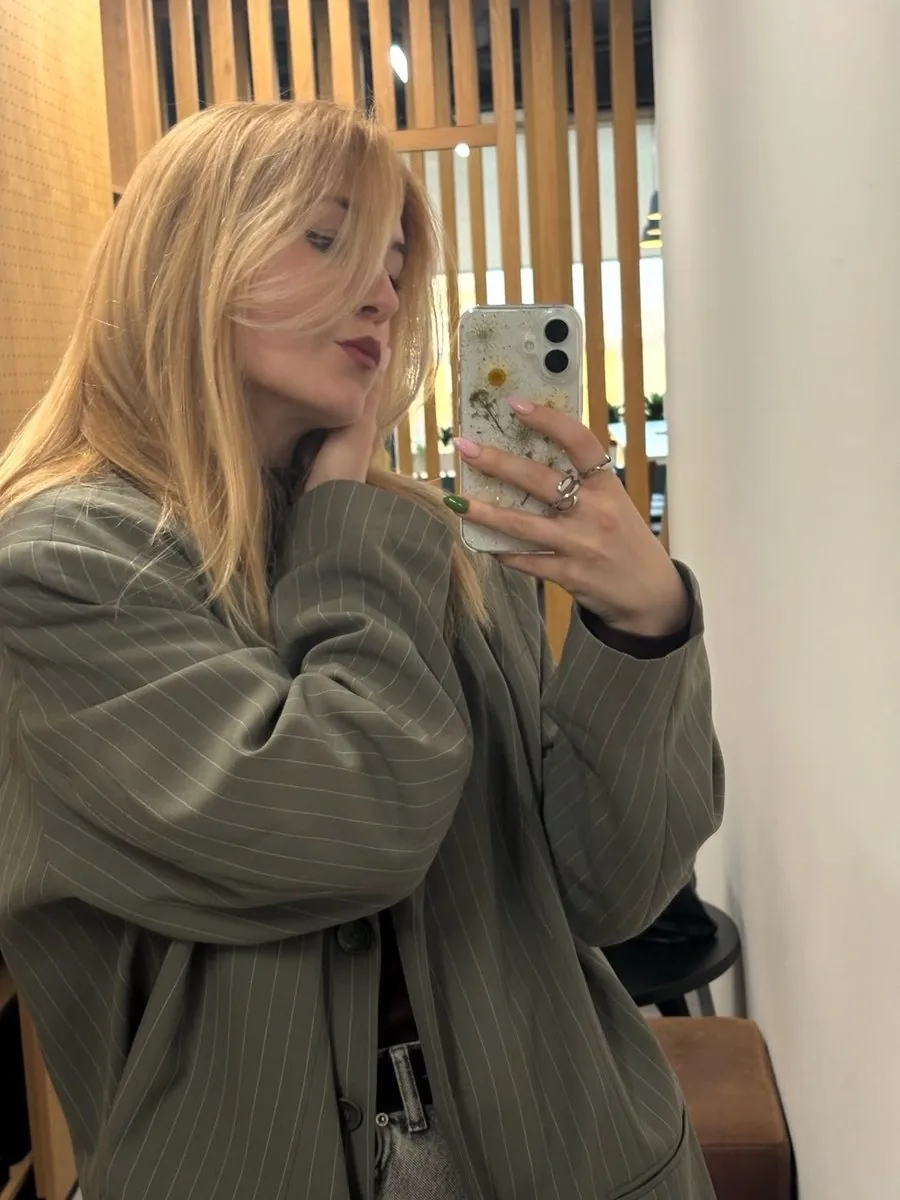 Chic Mirror Selfie Fashion Illustration reference