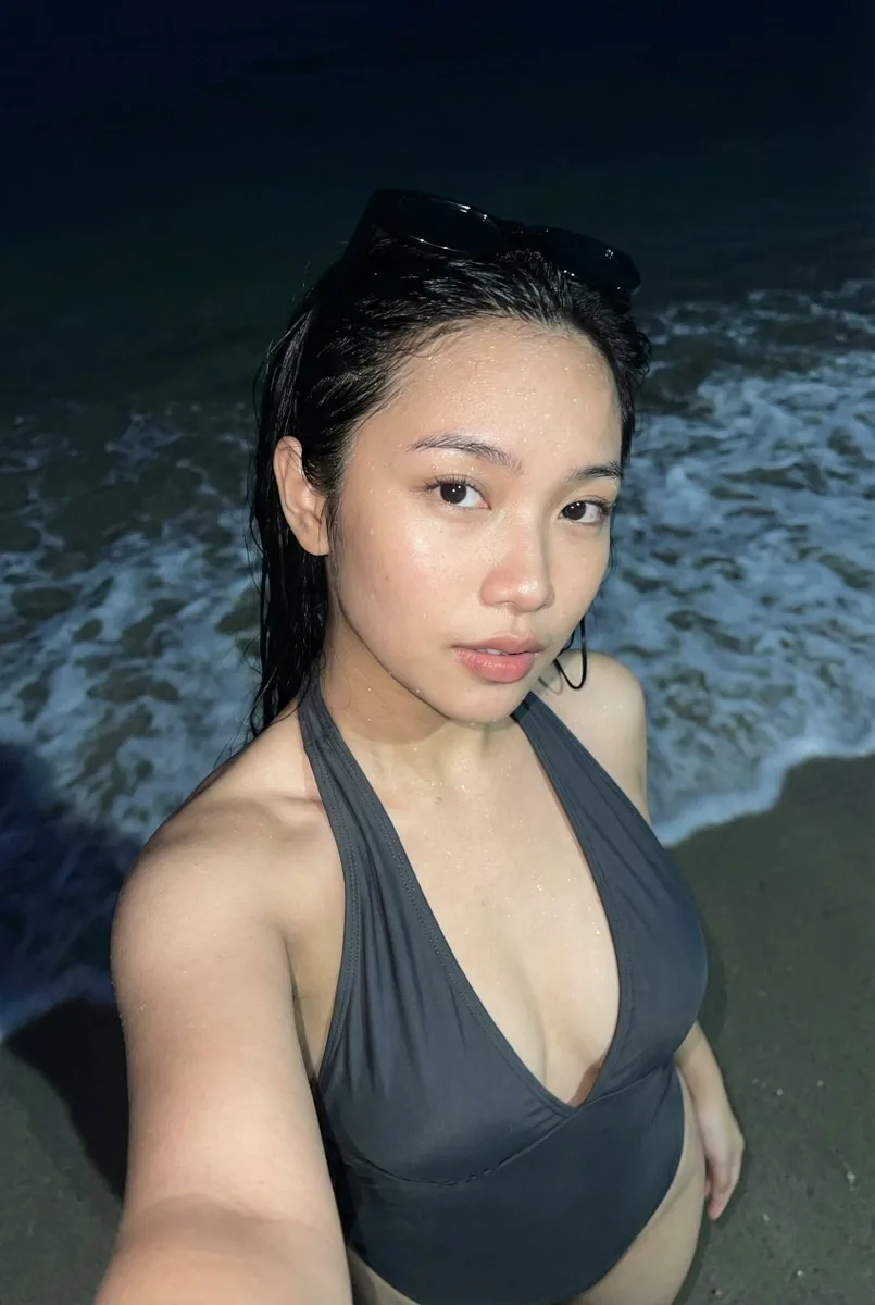 Realistic Smartphone Flash Selfie at Night Beach - Nano Banana Pro AI Prompt for Social Media Post reference