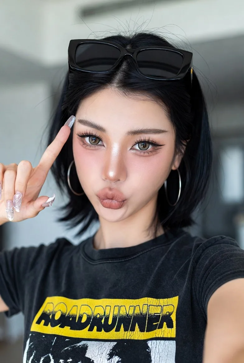 Ulzzang/Douyin Selfie Portrait Prompt - Nano Banana Pro AI Prompt for Social Media Post reference