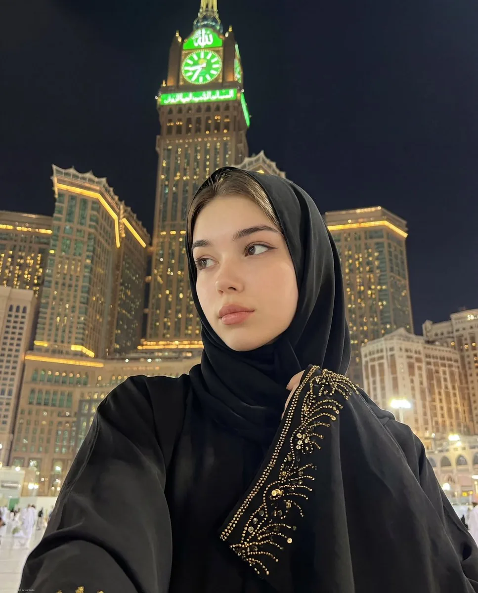 Ultra-Realistic Spiritual Night Selfie in Makkah - Nano Banana Pro AI Prompt for Social Media Post reference