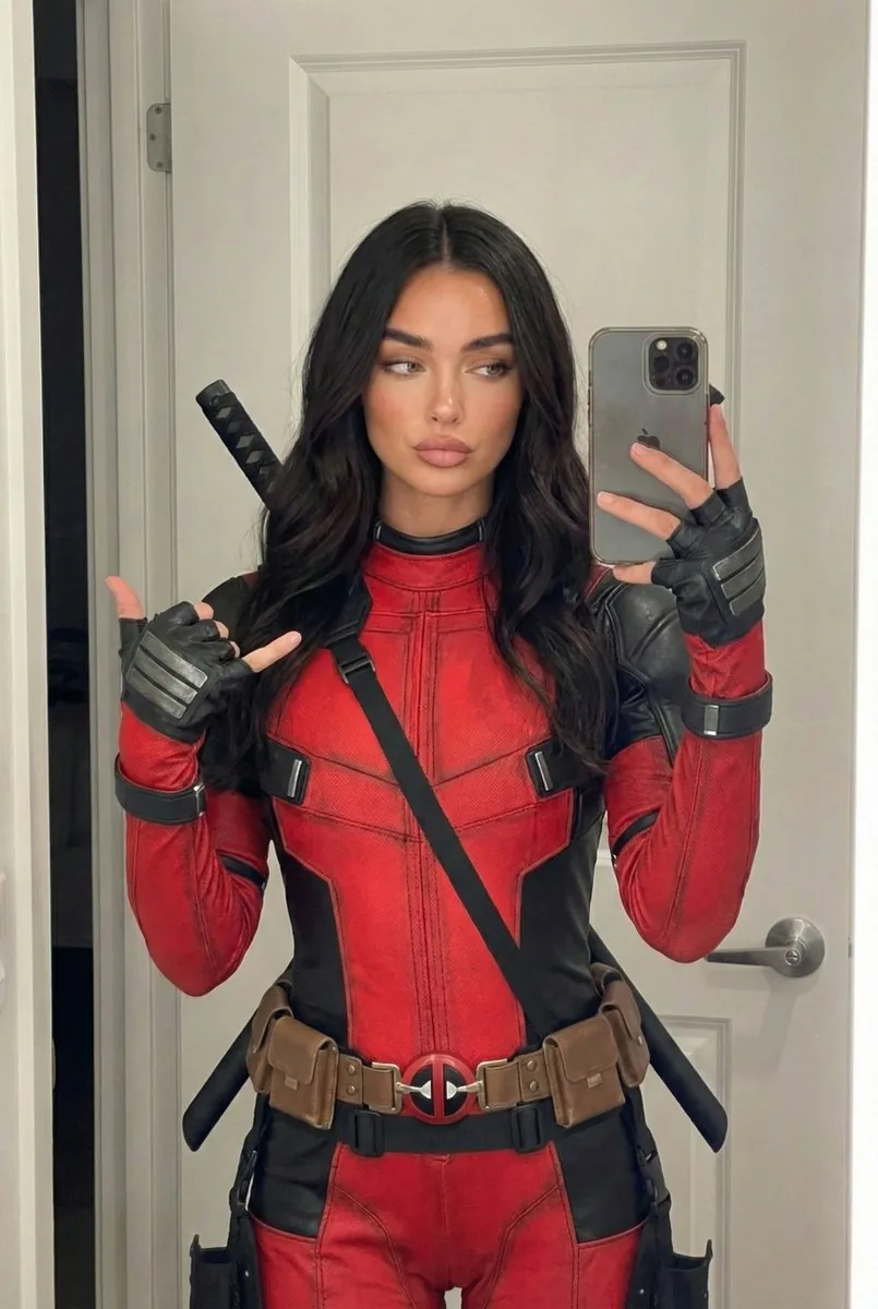Photorealistic Deadpool Cosplay Mirror Selfie - Nano Banana Pro AI Prompt for Profile / Avatar reference