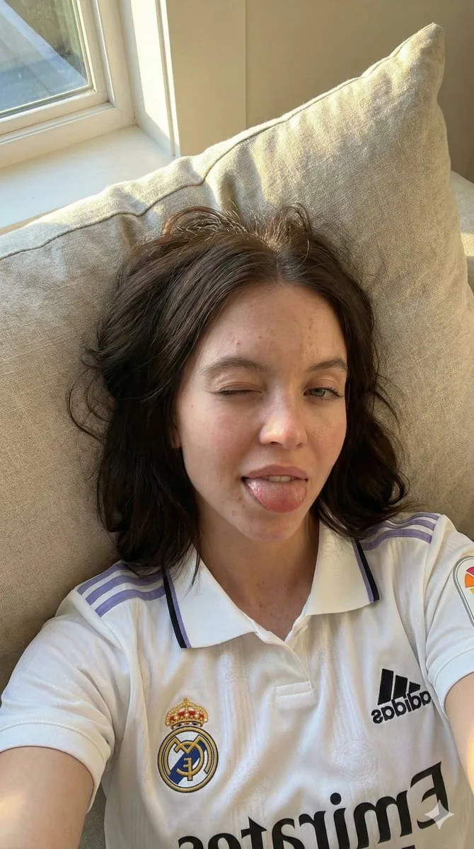 JSON Prompt for Scarlett Johansson in Real Madrid Kit (Candid Selfie) - Nano Banana Pro AI Prompt for Profile / Avatar reference