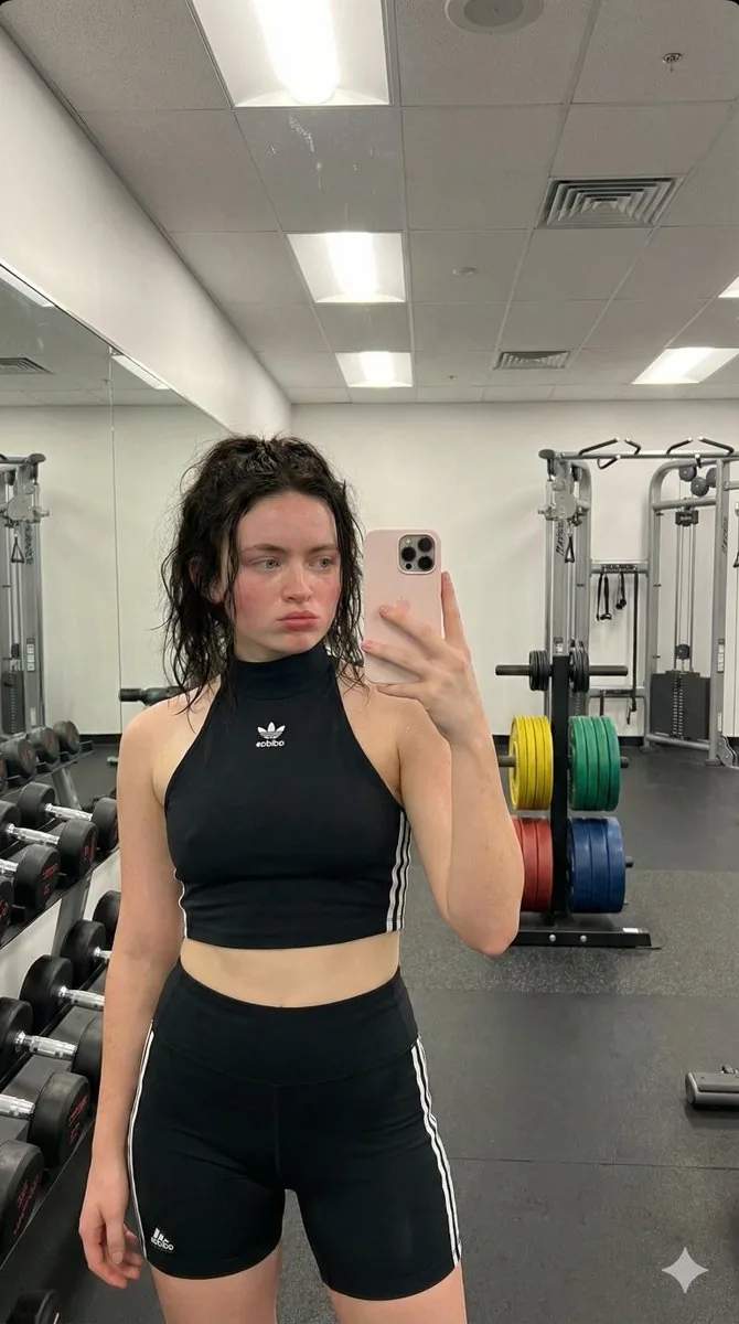 Photorealistic Gym Mirror Selfie of Sadie Sink - Nano Banana Pro AI Prompt for Social Media Post reference