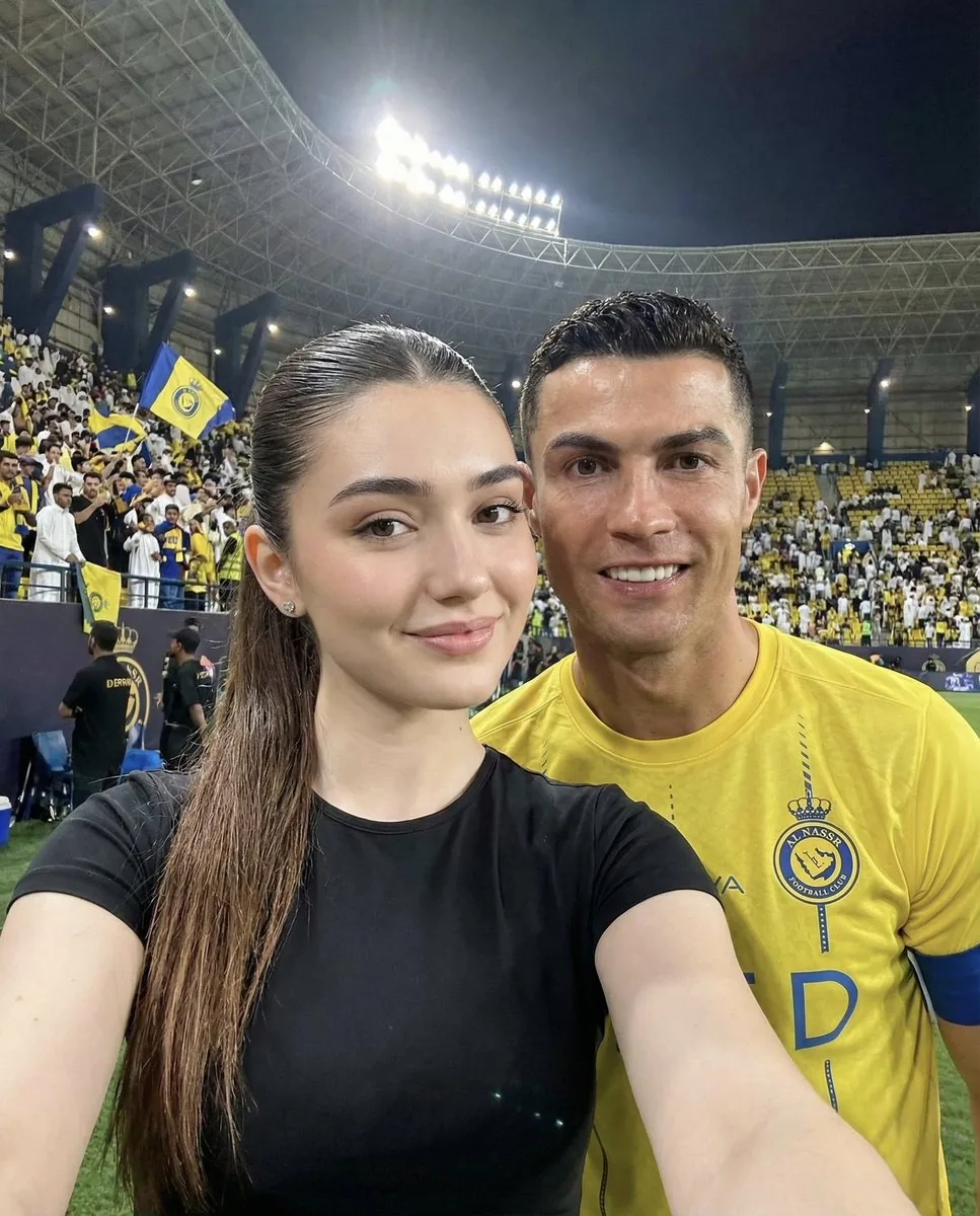 Ronaldo Stadium Selfie Identity Preservation Prompt - Nano Banana Pro AI Prompt for Social Media Post reference