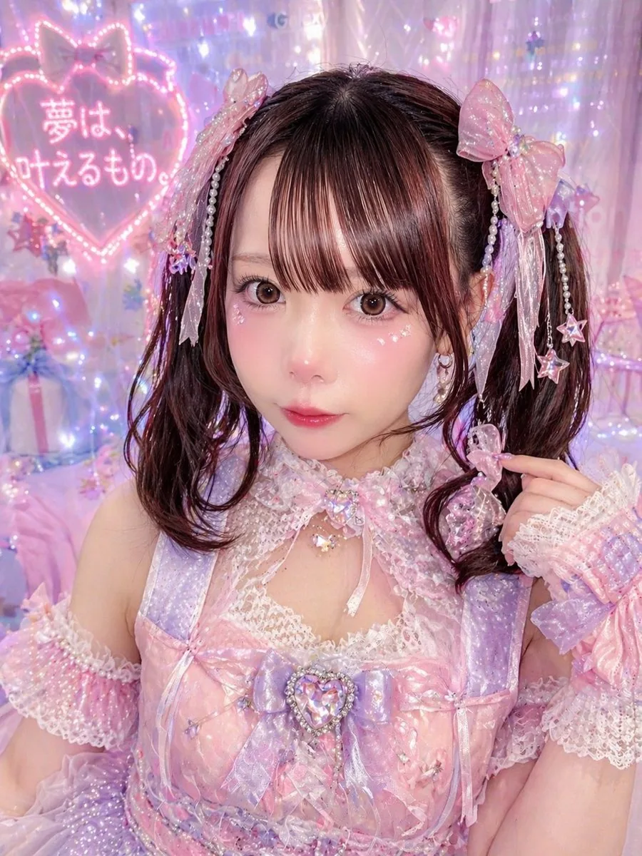 Pastel Idol Portrait with Neon Heart reference
