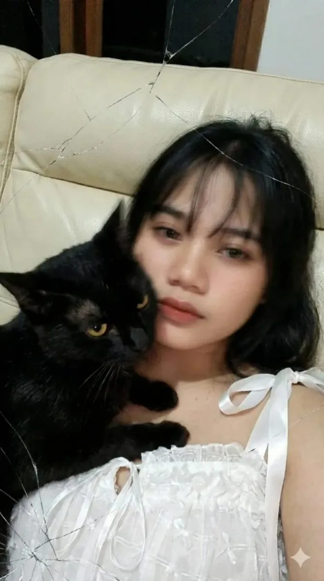 Low-Resolution Motion-Blurred Selfie with Cat - Nano Banana Pro AI Prompt for Social Media Post reference