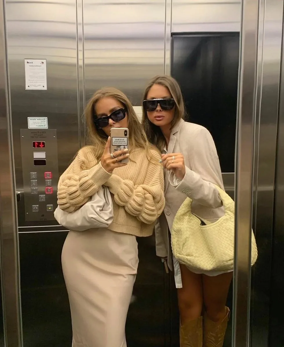 Detailed Mirror Selfie Simulation Prompt - Nano Banana Pro AI Prompt for Social Media Post reference