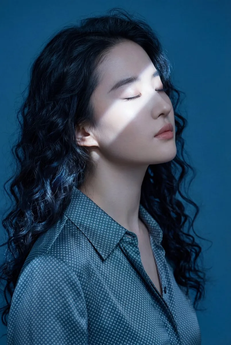 Ethereal Blue Light Editorial Portrait (Chinese Context) - Nano Banana Pro AI Prompt for Social Media Post reference