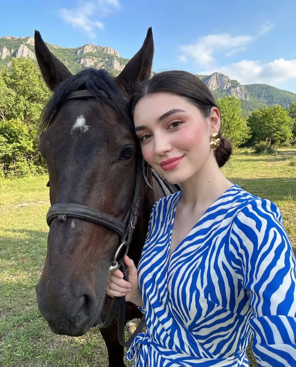 Luxury Lifestyle Portrait Prompt with Horse for Gemini Nano Banana Pro - Nano Banana Pro AI Prompt for Social Media Post reference