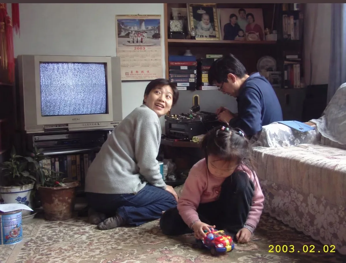 Early 2000s Family Living Room Photo reference