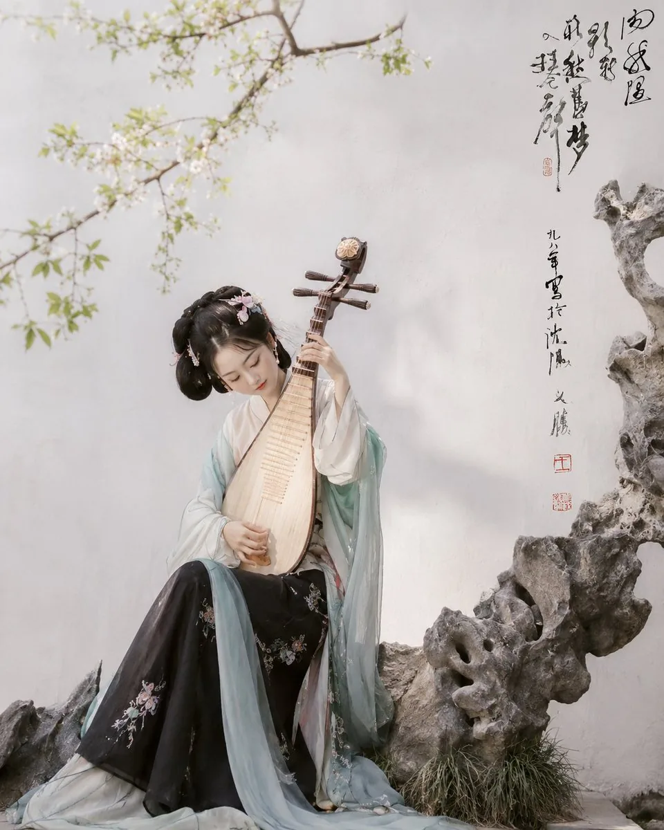 Hanfu Pipa Garden Portrait reference