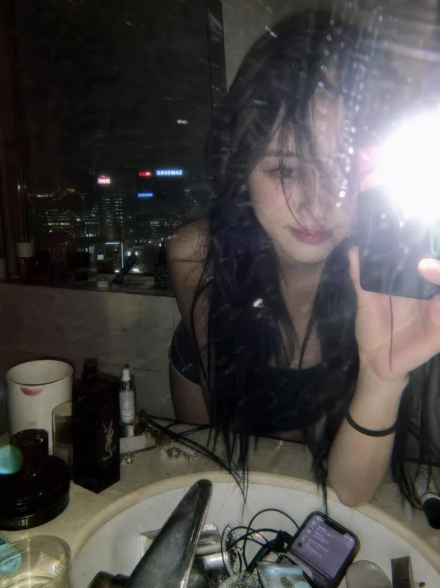 Y2K Flash Mirror Selfie reference
